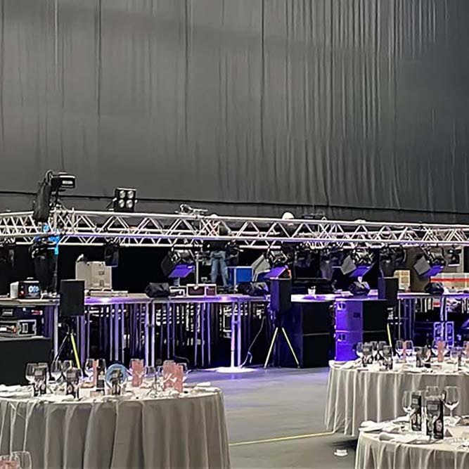 Montaje de escenario y estructura truss