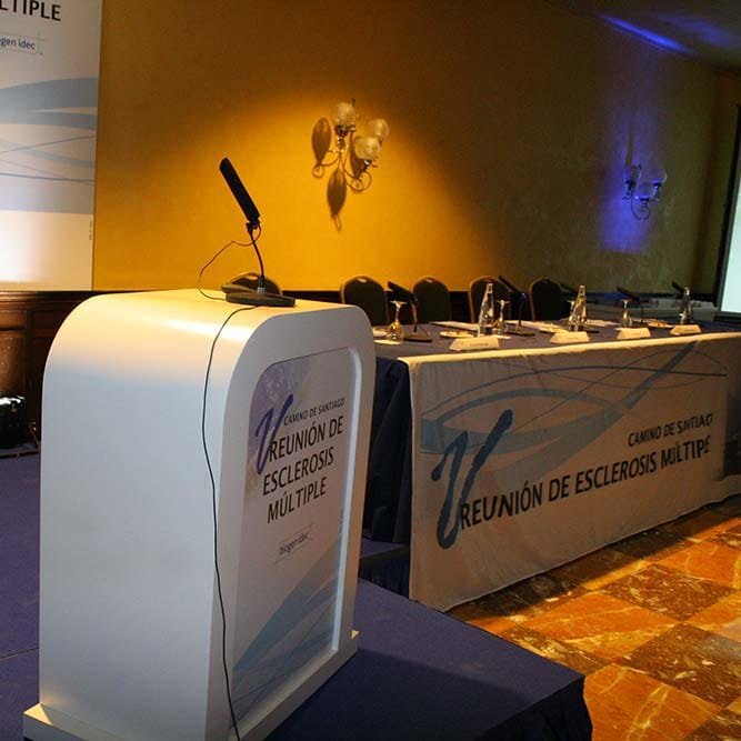 Atriles y escenario para evento corporativo